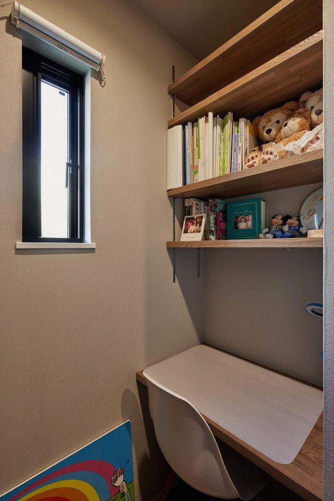 Esempio di un ufficio nordico di medie dimensioni con pareti bianche, pavimento in vinile, scrivania incassata, pavimento bianco, soffitto in carta da parati e carta da parati