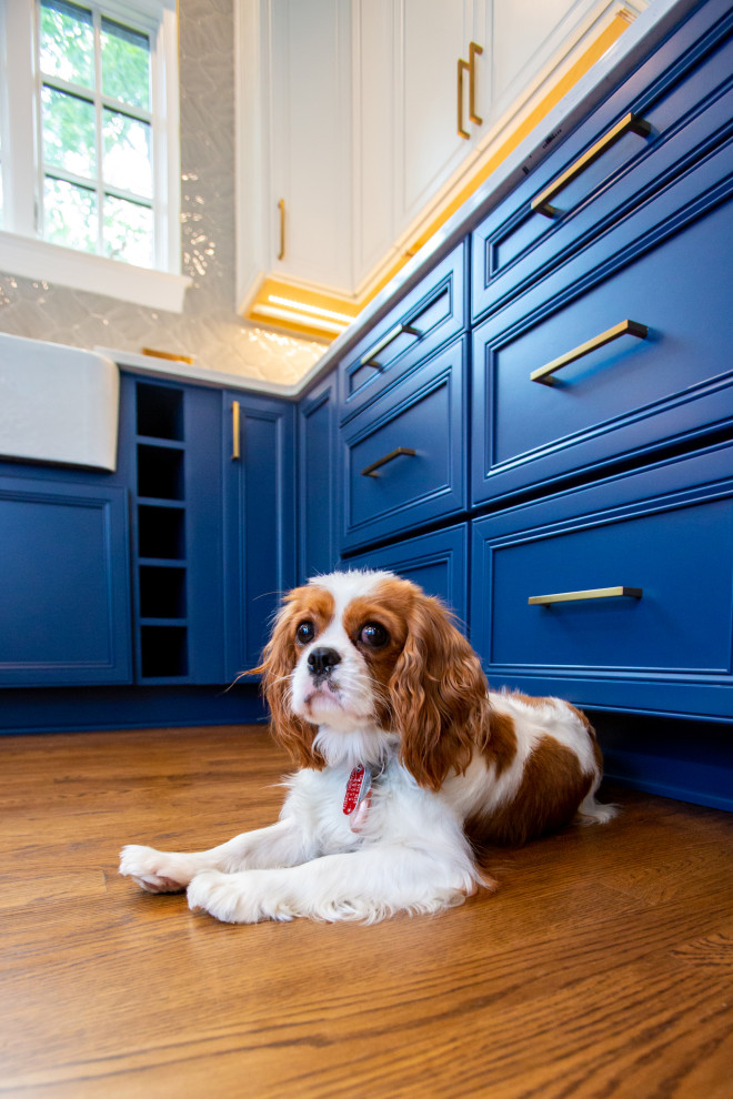 Foto på ett mellanstort eklektiskt vit kök, med en rustik diskho, luckor med infälld panel, blå skåp, bänkskiva i kvarts, grått stänkskydd, stänkskydd i porslinskakel, rostfria vitvaror, mellanmörkt trägolv, en köksö och brunt golv