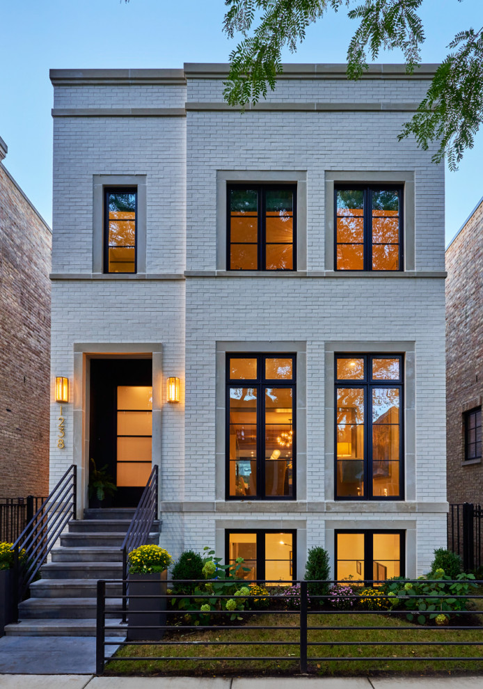 Zweistöckiges Modernes Haus mit Backsteinfassade, weißer Fassadenfarbe und Flachdach in Chicago