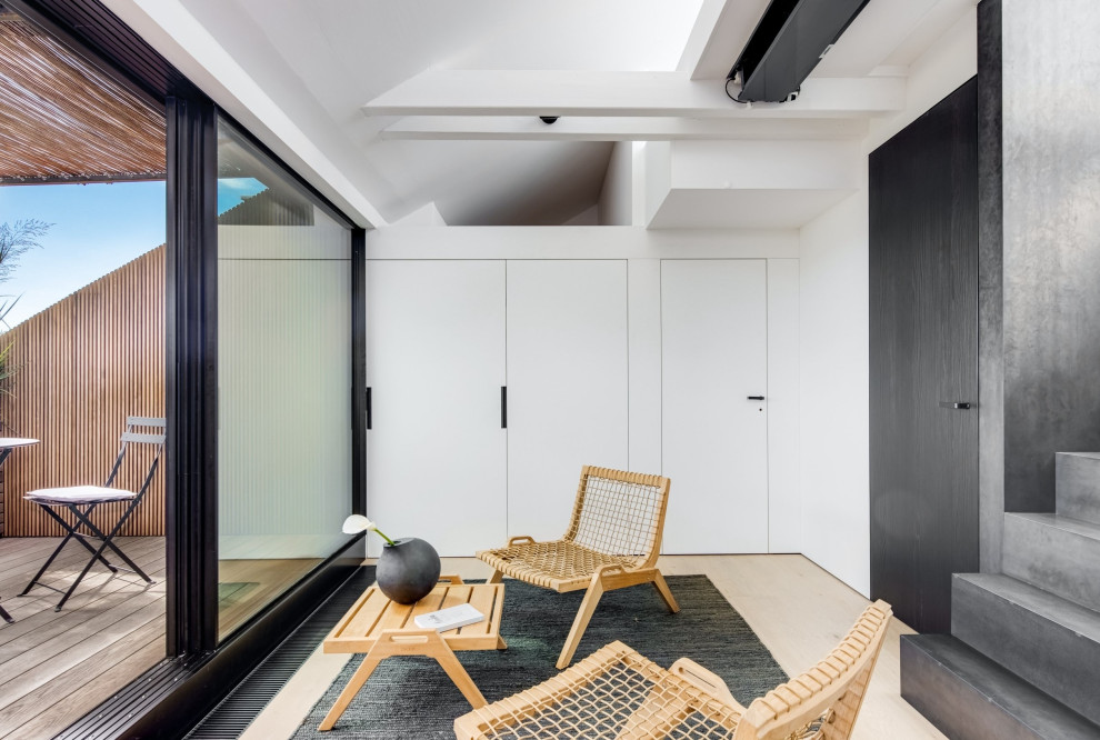 Living room - contemporary living room idea in Munich