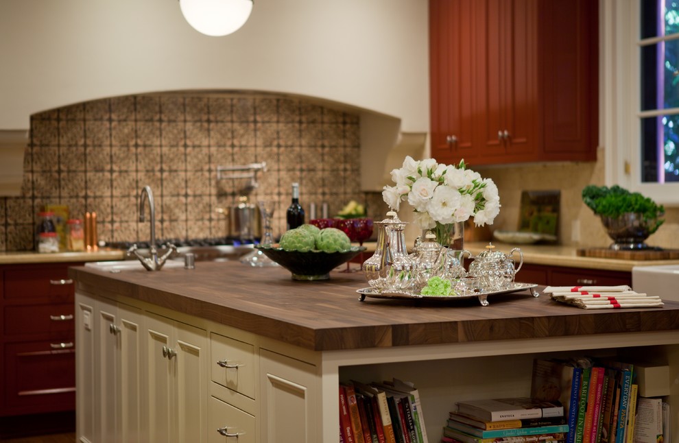 Tuscan kitchen photo in Austin