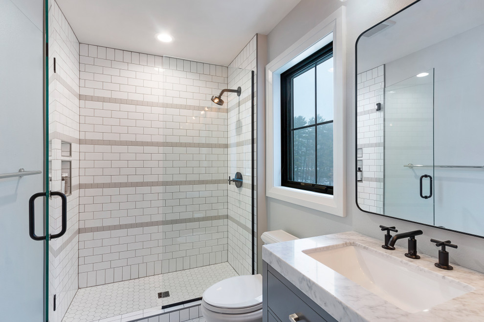 Cette photo montre une douche en alcôve nature avec des portes de placard grises, un mur gris, un lavabo posé, un plan de toilette en marbre, une cabine de douche à porte battante et meuble-lavabo encastré.