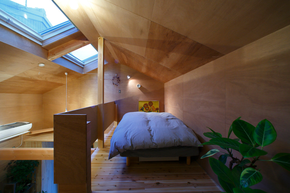 Стильный дизайн: маленькая хозяйская спальня в современном стиле с бежевыми стенами, светлым паркетным полом и деревянными стенами для на участке и в саду - последний тренд
