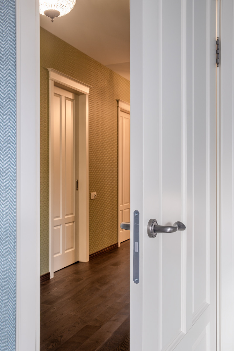 Интерьер с дверью-книжкой