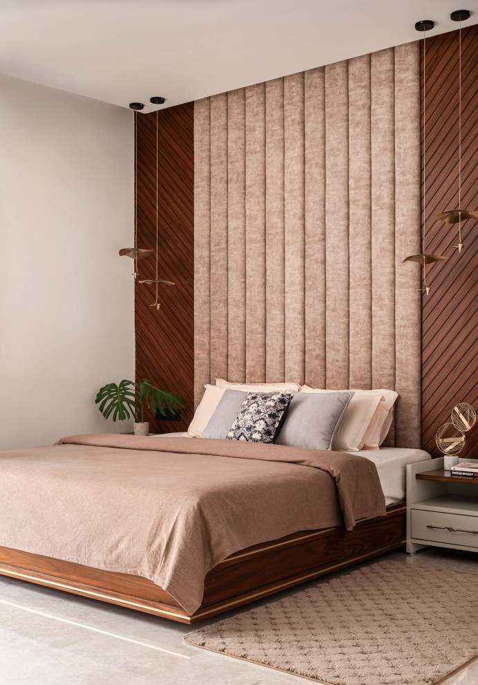 Immagine di una camera da letto minimal con pareti grigie, pavimento beige e pareti in legno