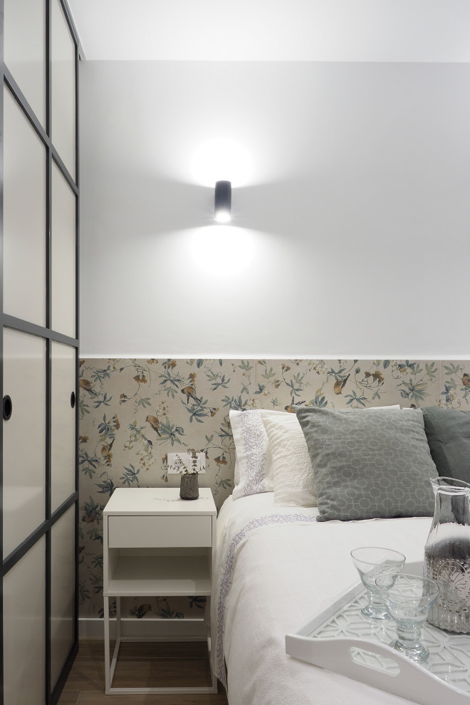 Идея дизайна: маленькая хозяйская спальня в стиле модернизм с полом из керамической плитки, коричневым полом и белыми стенами для на участке и в саду
