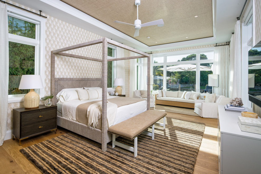 マイアミにあるビーチスタイルのおしゃれな寝室 (ベージュの壁、無垢フローリング、茶色い床、折り上げ天井、壁紙) のインテリア