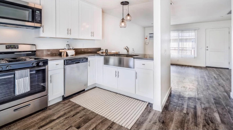 Transitional kitchen photo in Orange County