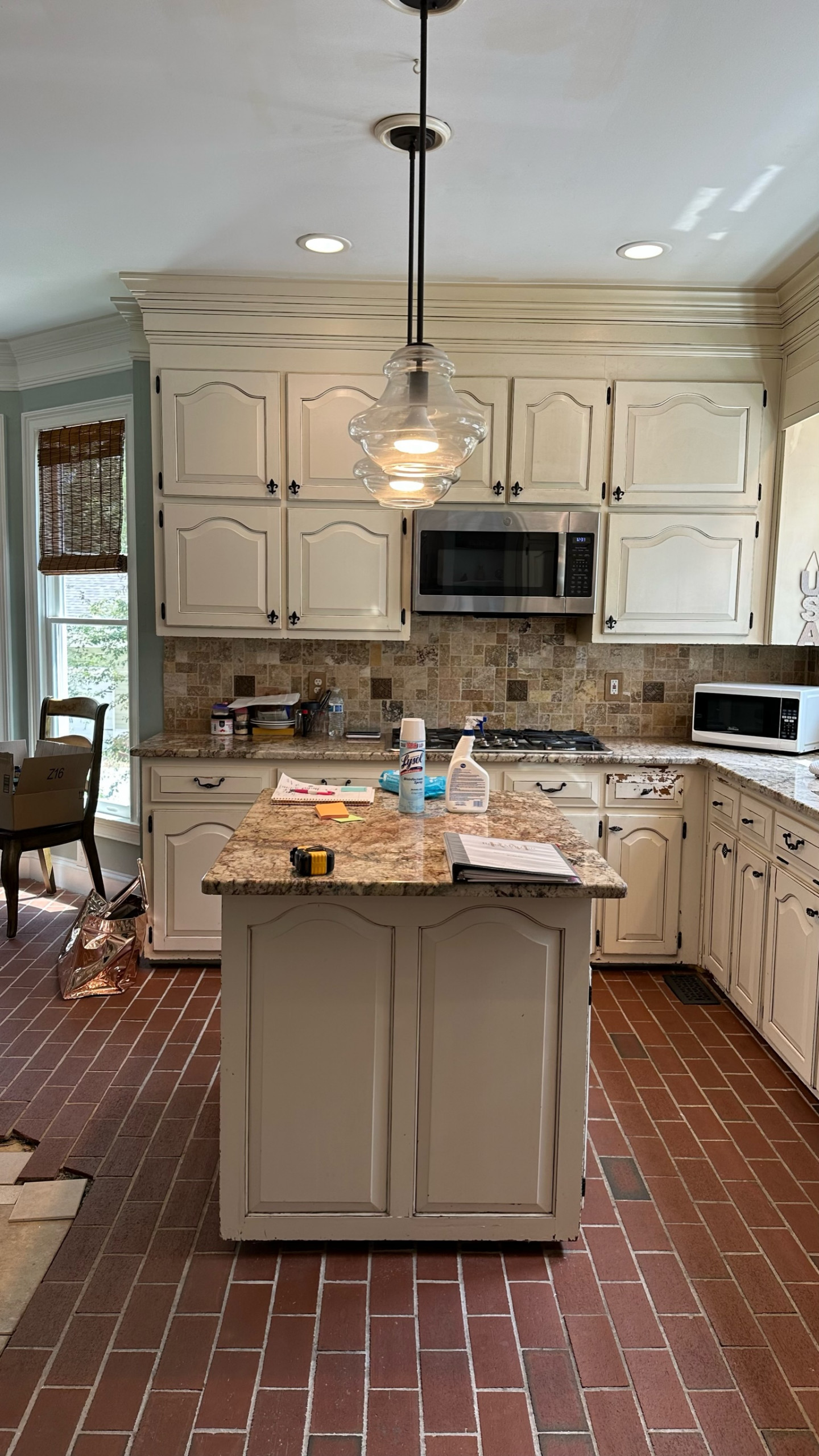 PEACHTREE CITY Clean and Modern Kitchen