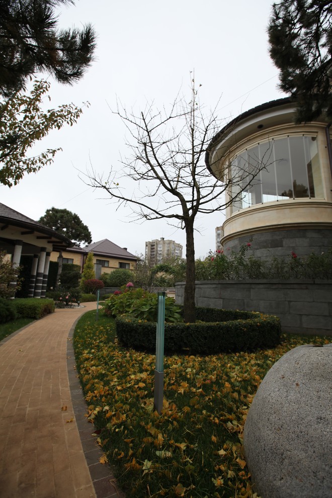 Итальянский сад с пиньями в городе