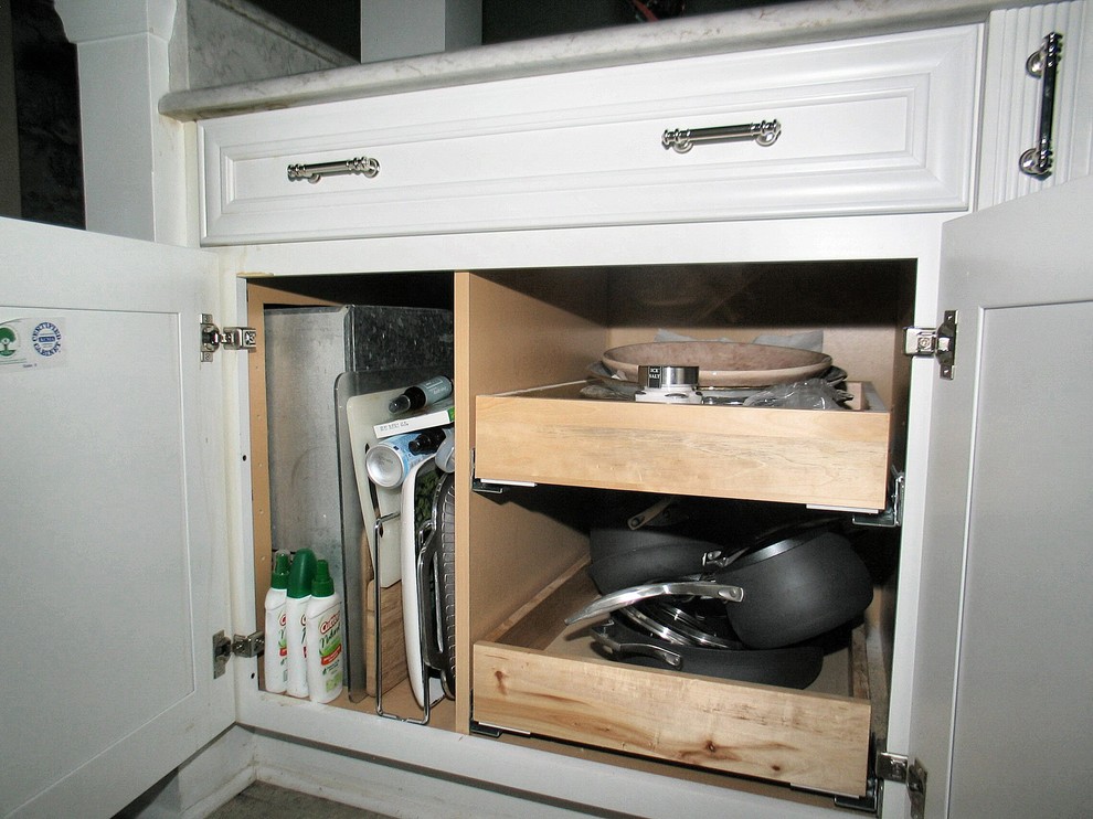 Kitchen - transitional kitchen idea in Raleigh