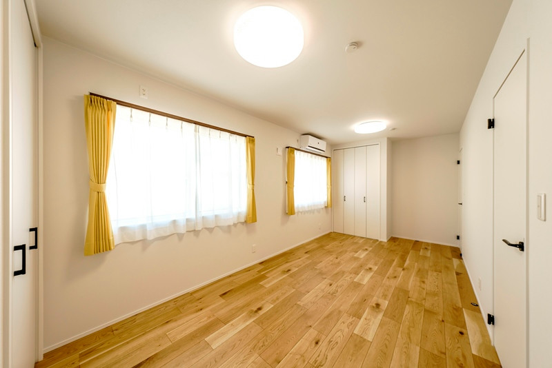 Neutrales Kinderzimmer mit weißer Wandfarbe, Sperrholzboden, braunem Boden, Tapetendecke und Tapetenwänden in Sonstige