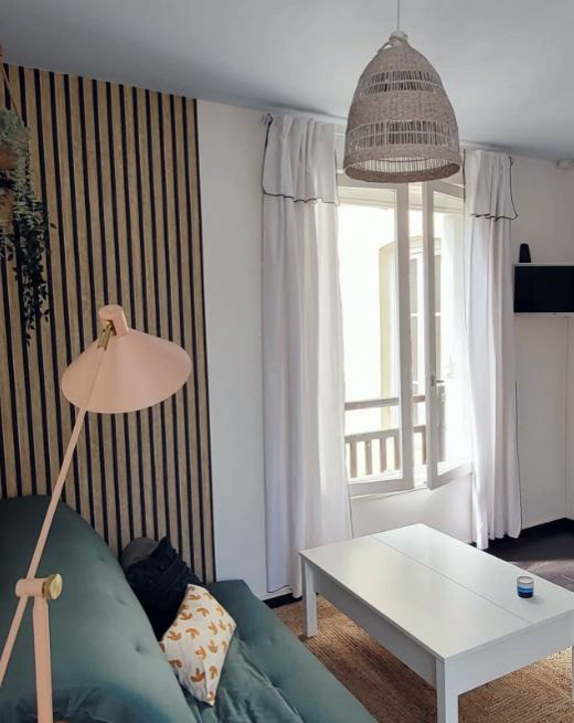 Foto di un piccolo soggiorno scandinavo con pareti bianche, pavimento in laminato e TV a parete
