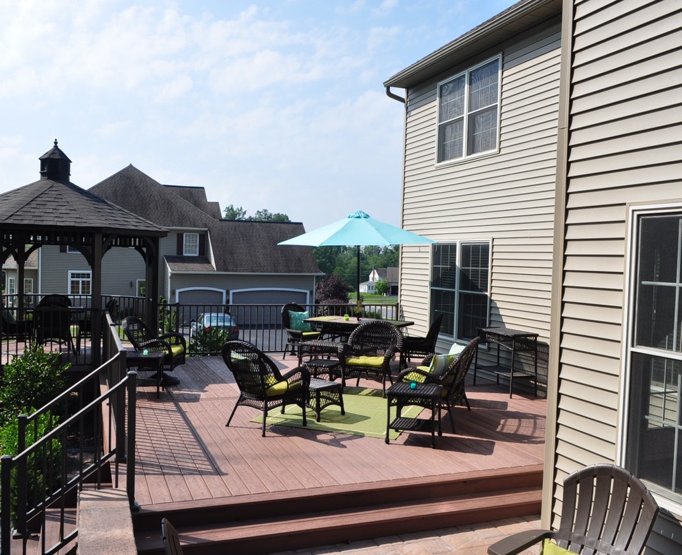 Mid-sized elegant backyard deck photo