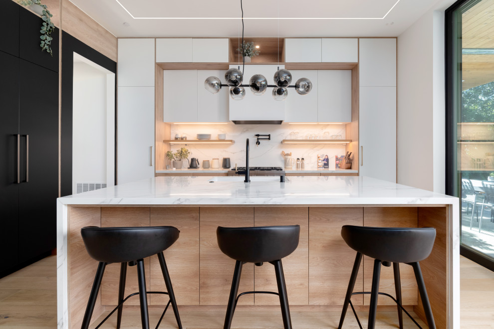 Foto di una cucina design con lavello sottopiano, ante lisce, ante bianche, paraspruzzi bianco, elettrodomestici da incasso, parquet chiaro, pavimento beige e top bianco