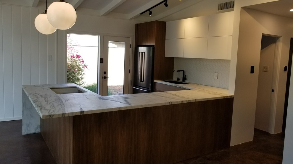 Kitchen - transitional kitchen idea in Phoenix