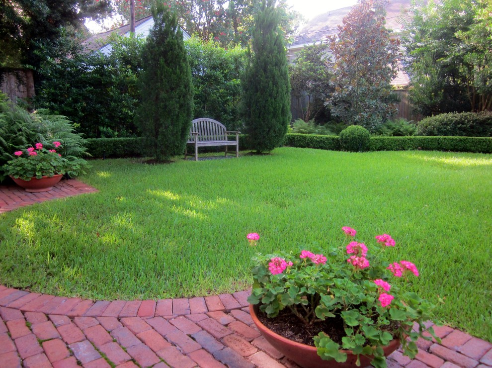 Photo of a traditional garden in Houston.
