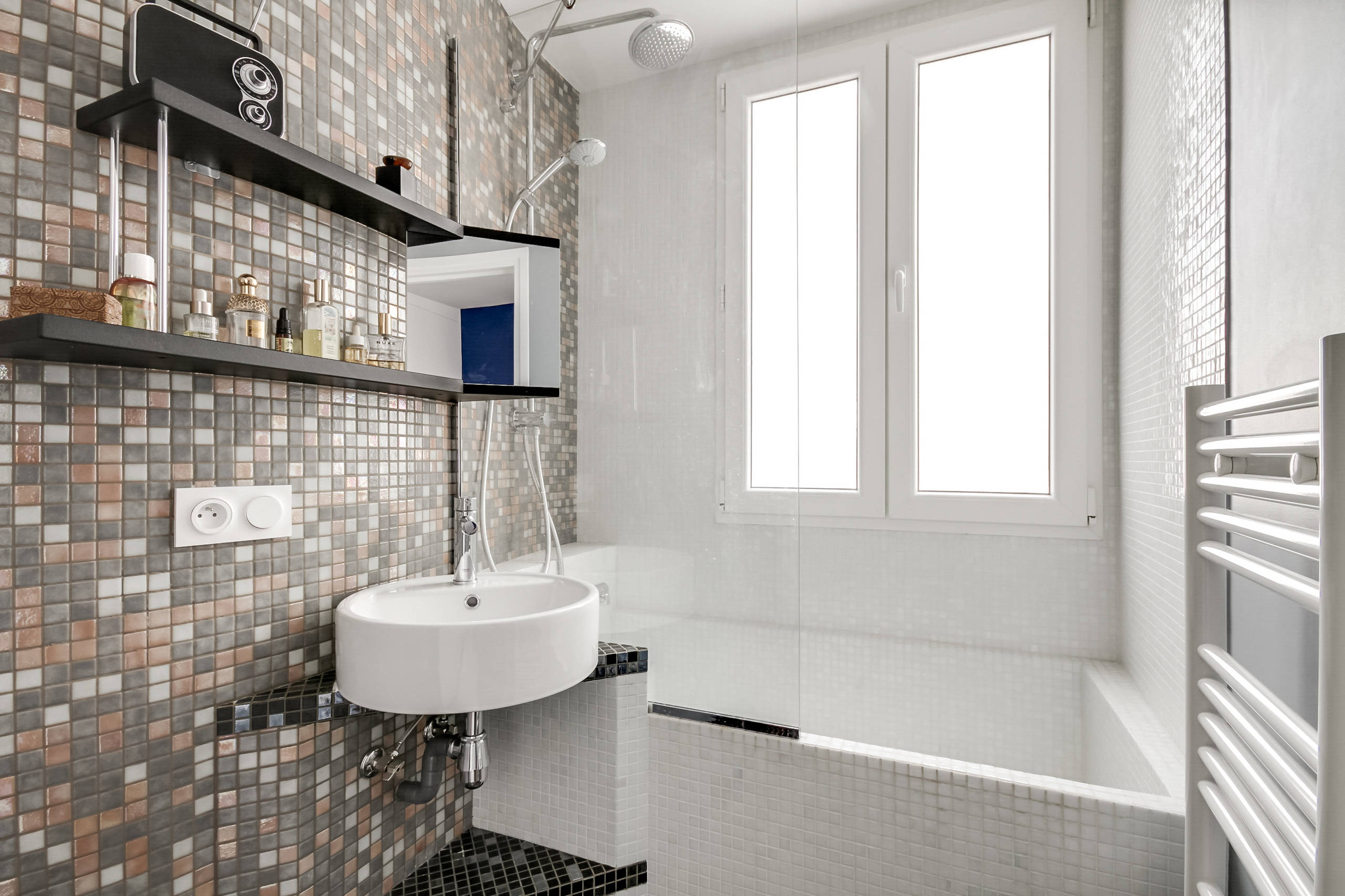 Salle de bain contemporaine - Pixel