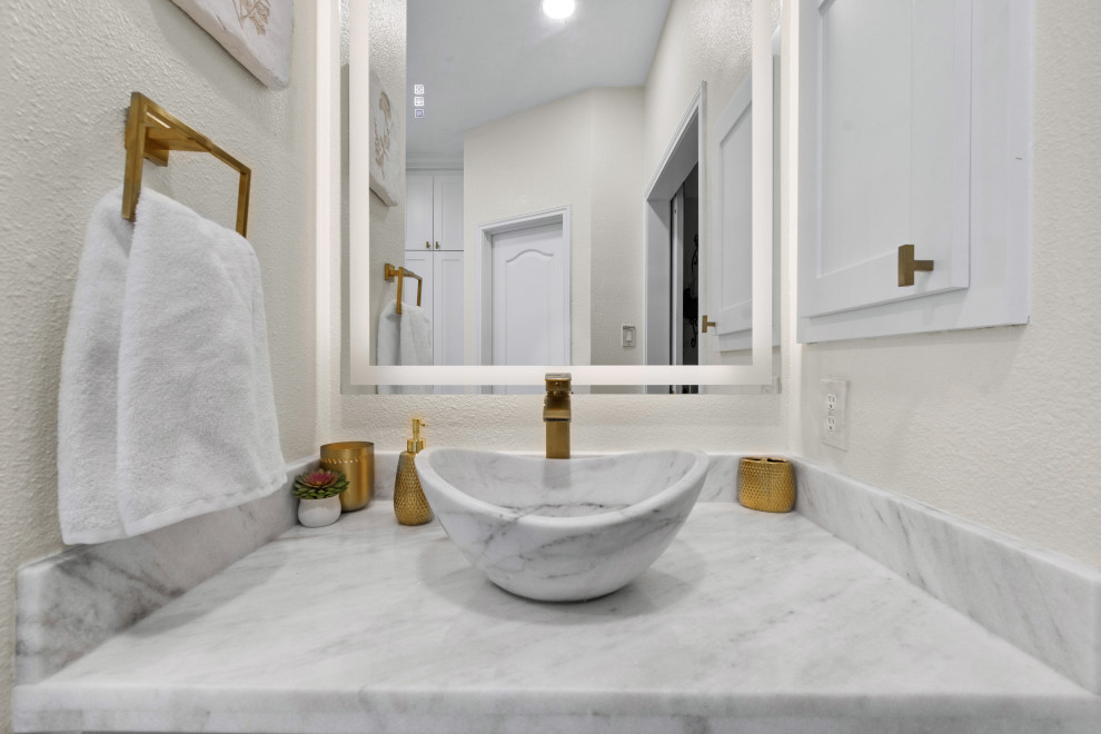 Источник вдохновения для домашнего уюта: главная ванная комната среднего размера в стиле модернизм с фасадами в стиле шейкер, белыми фасадами, двойным душем, биде, белой плиткой, керамогранитной плиткой, бежевыми стенами, полом из керамогранита, настольной раковиной, столешницей из кварцита, коричневым полом, душем с распашными дверями, белой столешницей, сиденьем для душа, тумбой под две раковины, встроенной тумбой и кессонным потолком