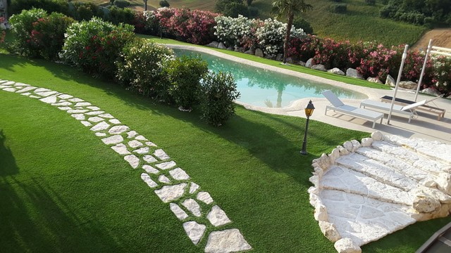 Giardino in erba sintetica villa con piscina in campagna altro ... Giardini con piscina foto