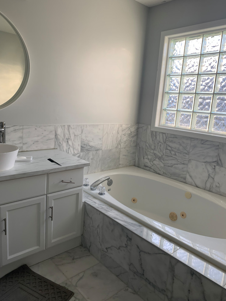 Example of a minimalist bathroom design in Edmonton