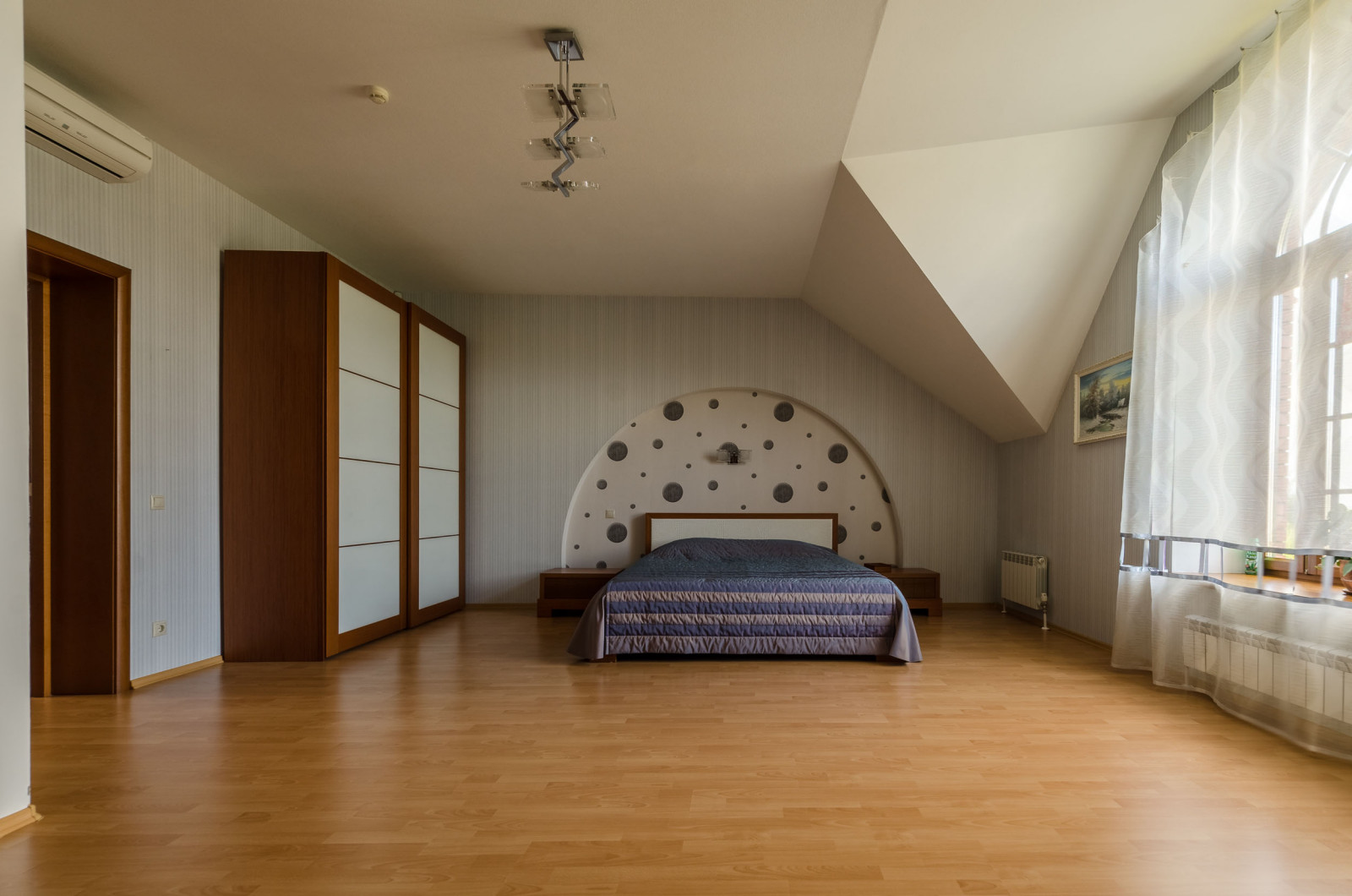 ОЧЕНЬ БОЛЬШОЙ- ШИКАРНЫЙ КОТТЕДЖ! В живописном месте, на берегу реки!