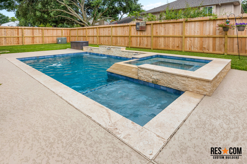 Richmond - Pool and pool bathroom