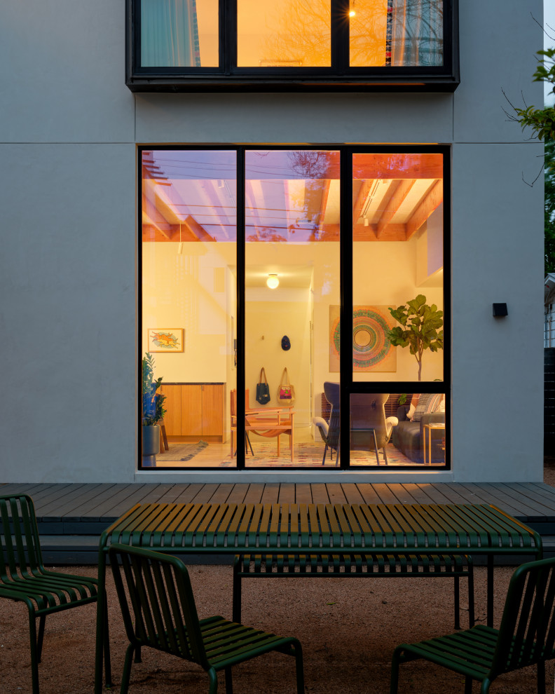 Mid-century modern patio photo in Austin