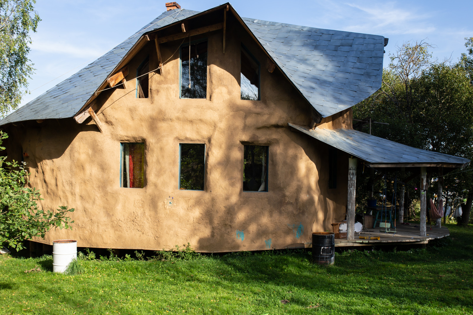 В гостях: Соломенный дом с русской печью