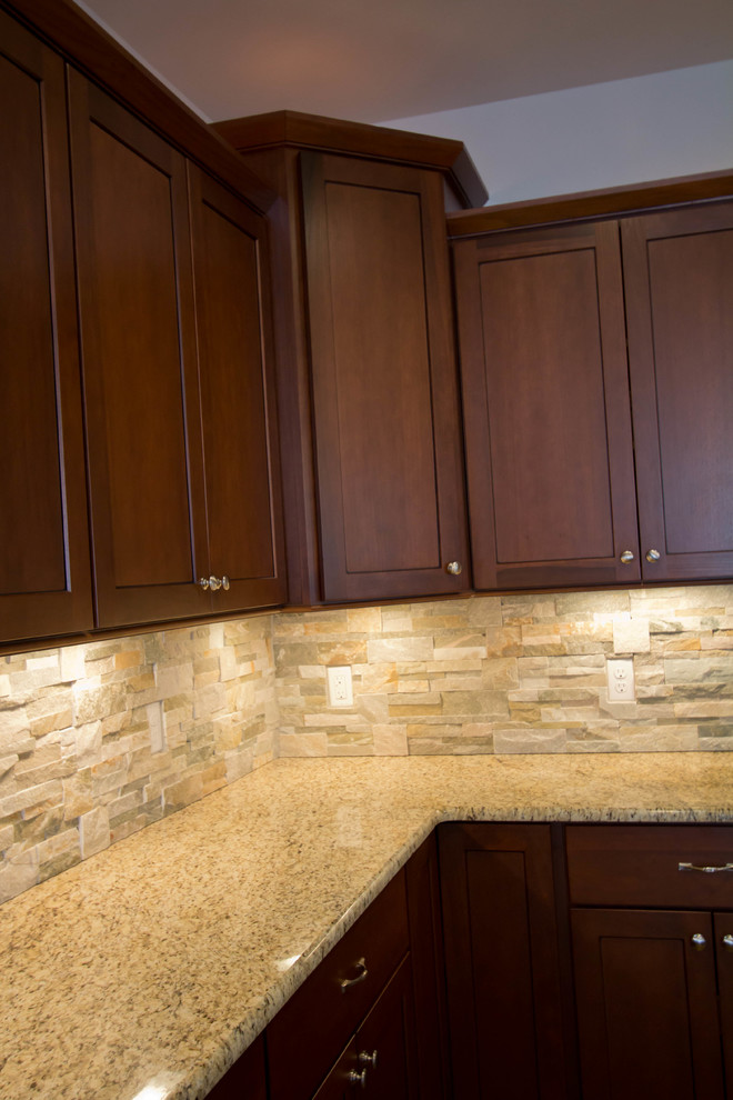 Kitchen - transitional kitchen idea