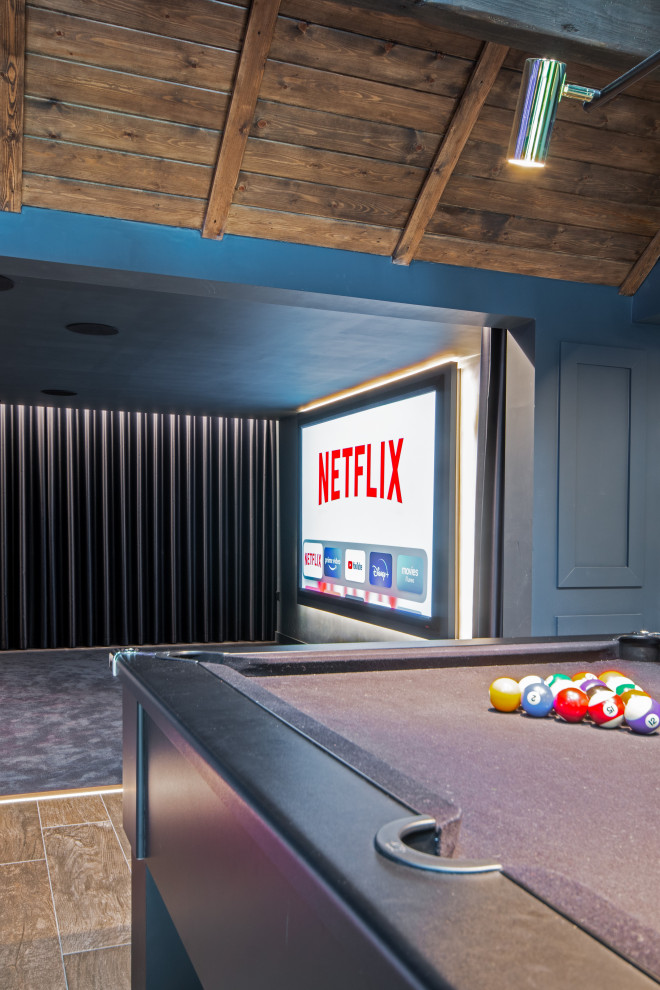 На фото: домашний кинотеатр среднего размера в современном стиле с серыми стенами, ковровым покрытием, проектором и серым полом