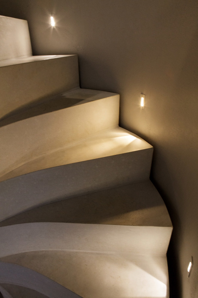 Imagen de escalera minimalista pequeña con escalones de hormigón