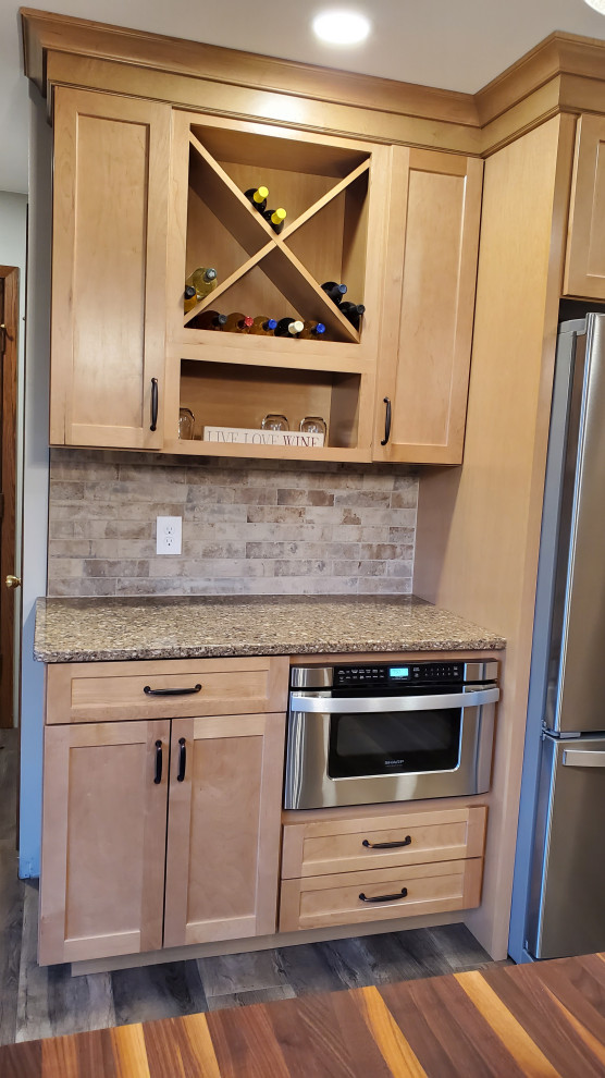 Inspiration for a mid-sized rustic u-shaped vinyl floor and gray floor enclosed kitchen remodel with an undermount sink, shaker cabinets, light wood cabinets, quartz countertops, beige backsplash, stone tile backsplash, stainless steel appliances, an island and multicolored countertops