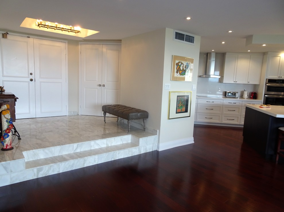Entryway - transitional entryway idea in Toronto