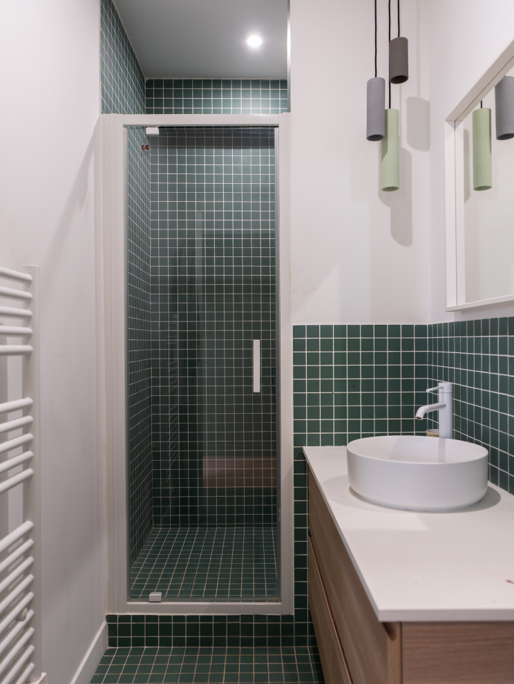 Foto på ett litet funkis badrum för barn, med luckor med profilerade fronter, bruna skåp, en dusch i en alkov, rosa kakel, vita väggar, klinkergolv i keramik, ett nedsänkt handfat, grönt golv och dusch med gångjärnsdörr