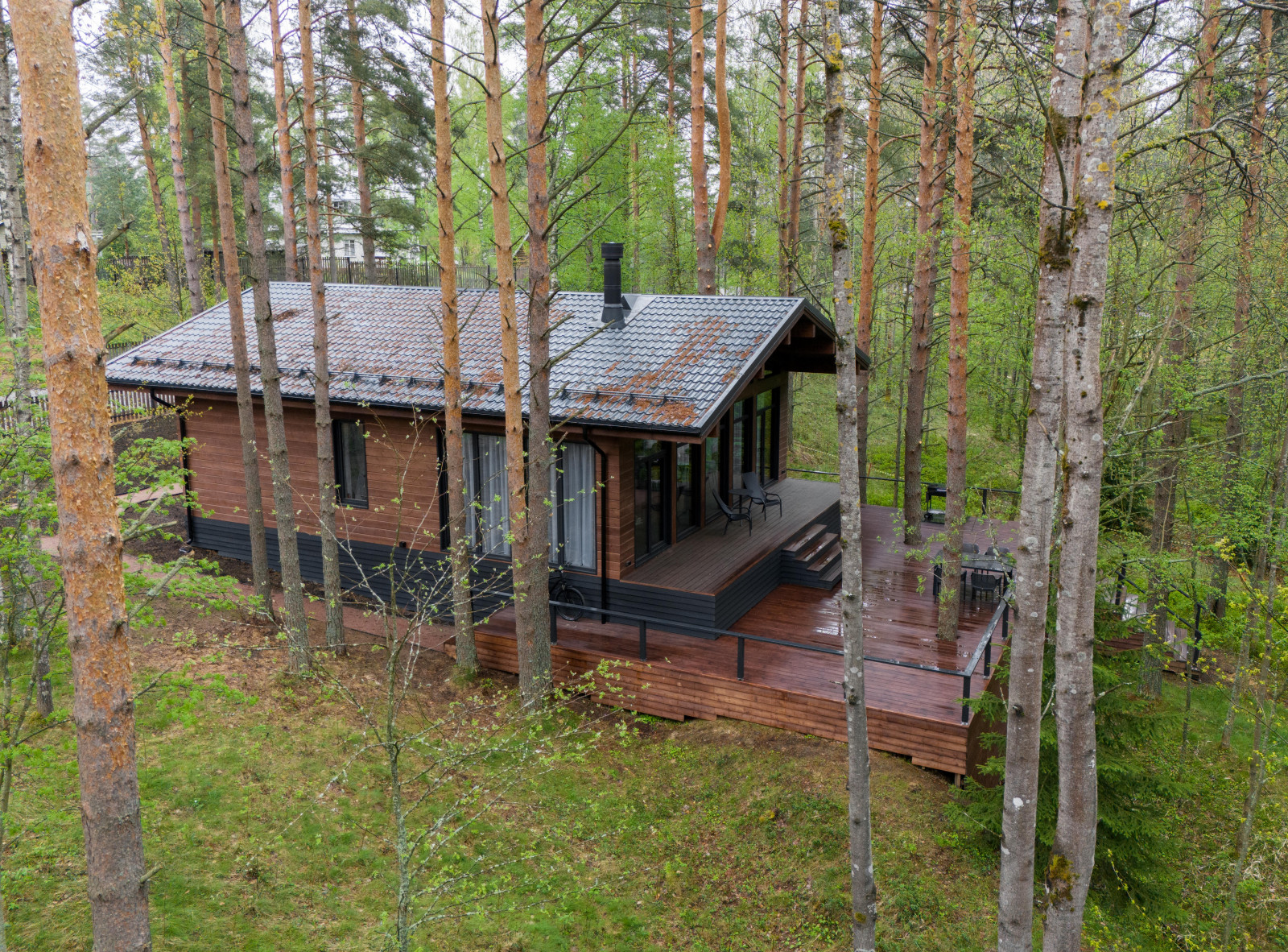 Каркасный дом в сосновом лесу