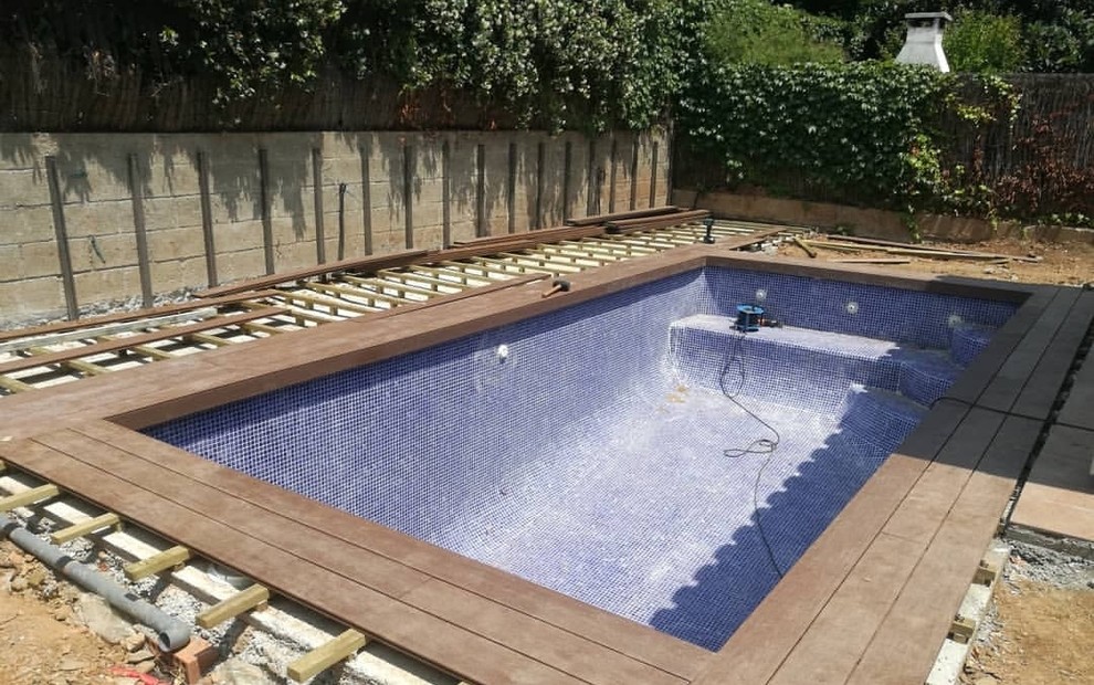 Ejemplo de casa de la piscina y piscina in patio trasero With casa de la piscina