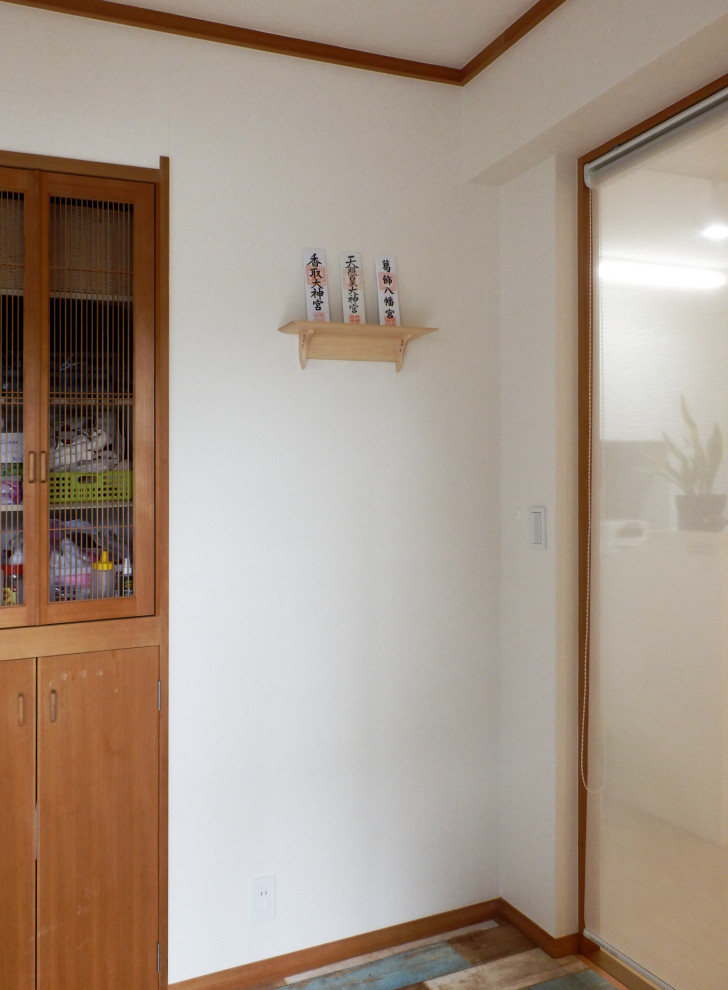 Idee per un piccolo soggiorno etnico con pareti bianche, pavimento in tatami, nessun camino, pavimento verde, soffitto in carta da parati e carta da parati