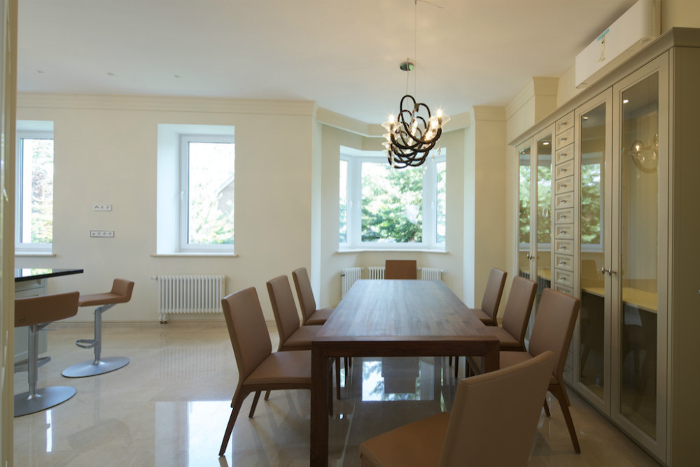 Загородный дом в Барвихе - гостиная, кухня и зал