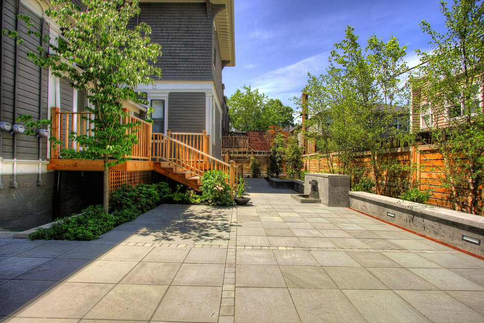 Photo of a traditional patio in Portland with a water feature.