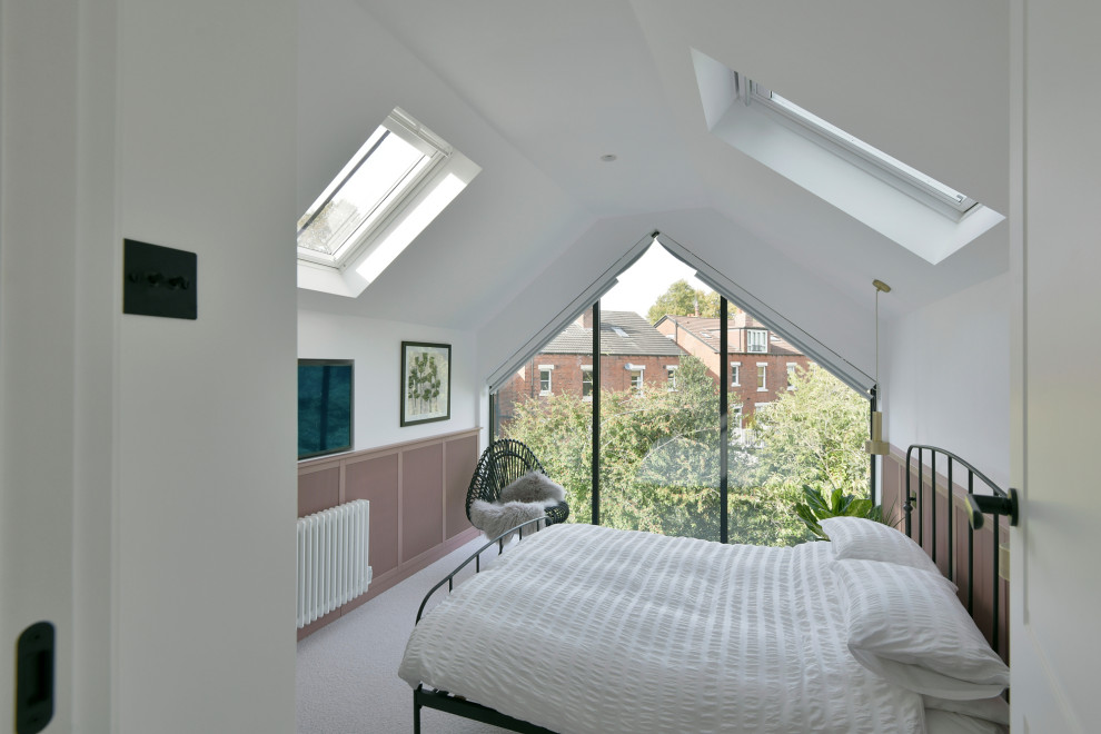 Пример оригинального дизайна: гостевая спальня среднего размера, (комната для гостей) в стиле модернизм с розовыми стенами, ковровым покрытием, бежевым полом и сводчатым потолком