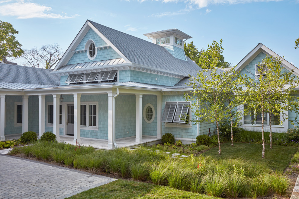 Источник вдохновения для домашнего уюта: синий частный загородный дом в морском стиле с крышей из смешанных материалов, серой крышей и отделкой дранкой