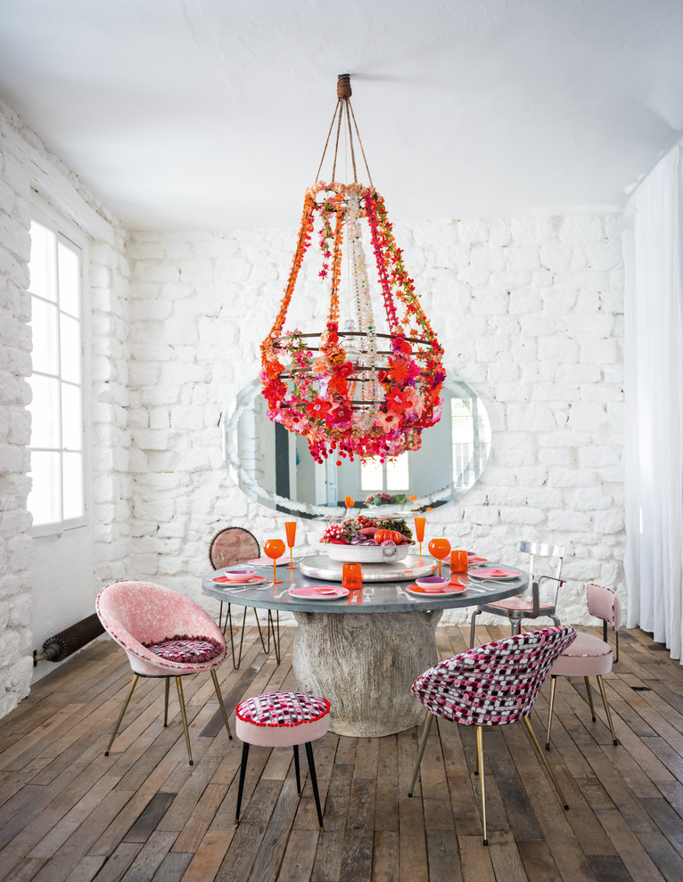 Idée de décoration pour une salle à manger design de taille moyenne et fermée avec un mur blanc, aucune cheminée et un sol en bois brun.