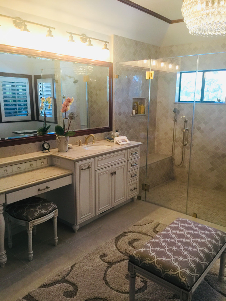 Источник вдохновения для домашнего уюта: большая главная ванная комната в классическом стиле с фасадами с утопленной филенкой, бежевыми фасадами, отдельно стоящей ванной, угловым душем, белой плиткой, плиткой мозаикой, бежевыми стенами, полом из керамогранита, врезной раковиной, столешницей из искусственного кварца, бежевым полом, душем с распашными дверями, бежевой столешницей, сиденьем для душа, тумбой под одну раковину, встроенной тумбой и кессонным потолком