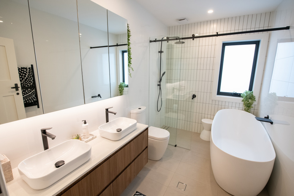 This is an example of a contemporary bathroom in Sydney.