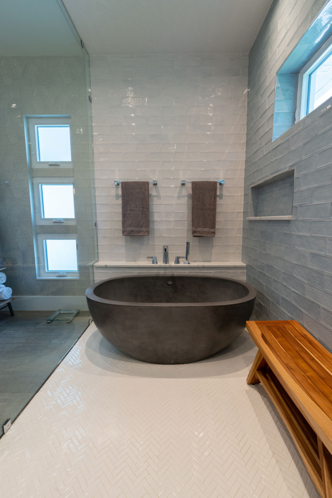 Modernes Badezimmer mit dunklen Holzschränken, freistehender Badewanne, weißer Wandfarbe, Fliesen in Holzoptik, Unterbauwaschbecken, grauem Boden, Falttür-Duschabtrennung und Doppelwaschbecken in Miami