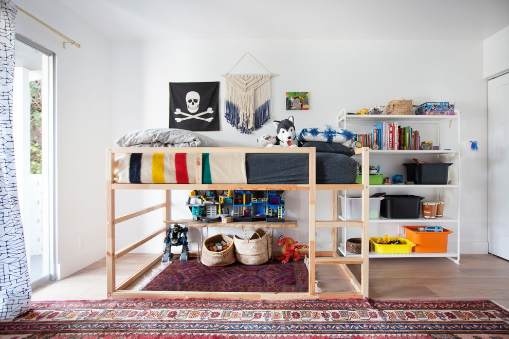 Midcentury kids' bedroom in Los Angeles with white walls and dark hardwood floors for kids 4-10 years old and boys.