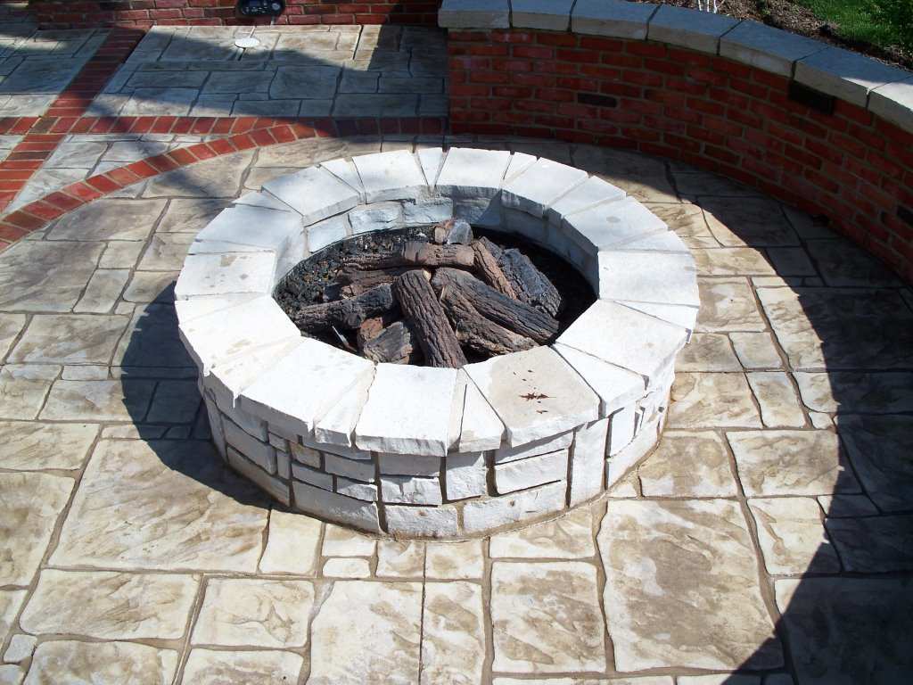 Town and Country, Missouri Stone Masonry (Gas) firepit