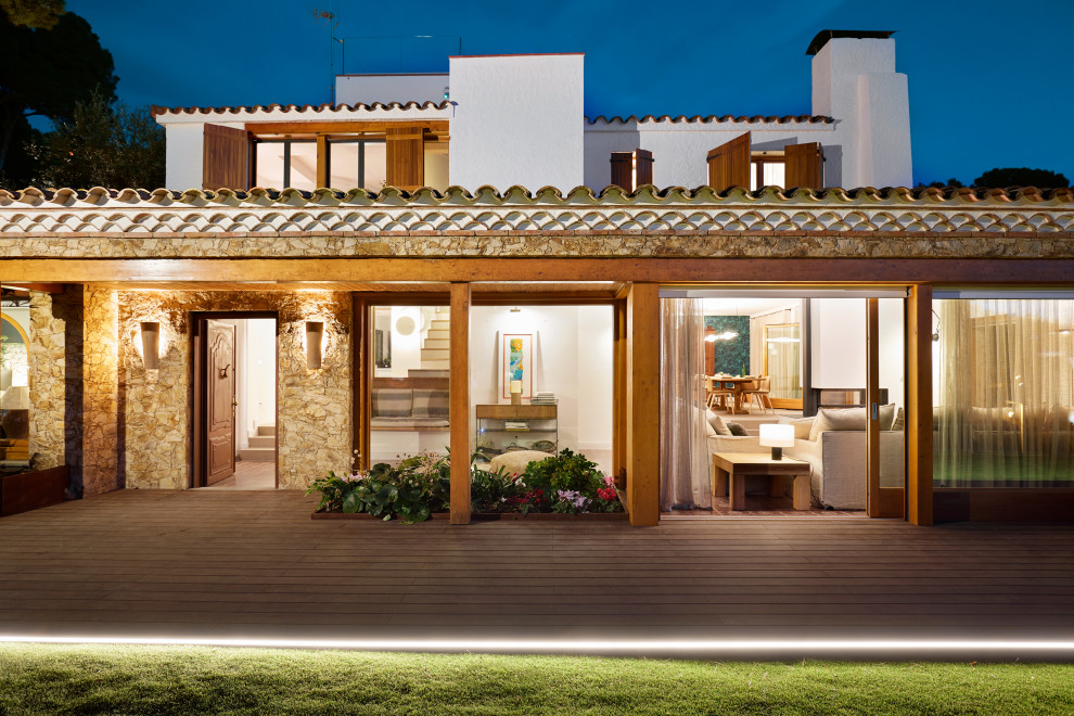 バルセロナにある高級な地中海スタイルのおしゃれな家の外観の写真