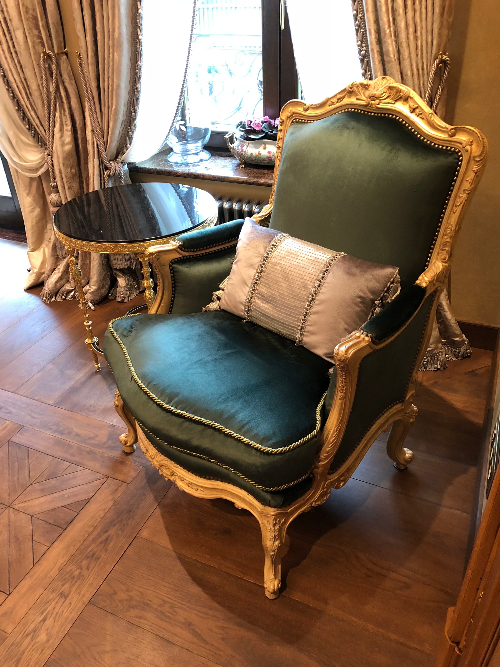 Каминный зал и Людовик 16 (название люстры)